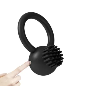 La imagen describe la forma de uso de un anillo para pene Fort